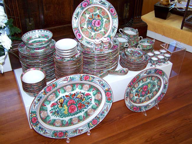 Fabulous Rose Medallion 111 piece Dinner service circa 1955 never used — image 2